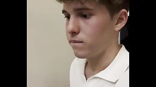 Twink besom fimosis se masturba a escondidas en la comida familiar